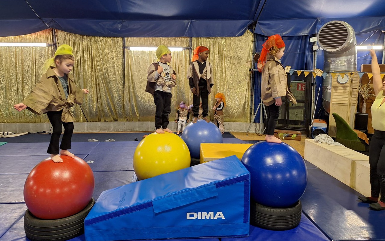enfant equilibre ballon